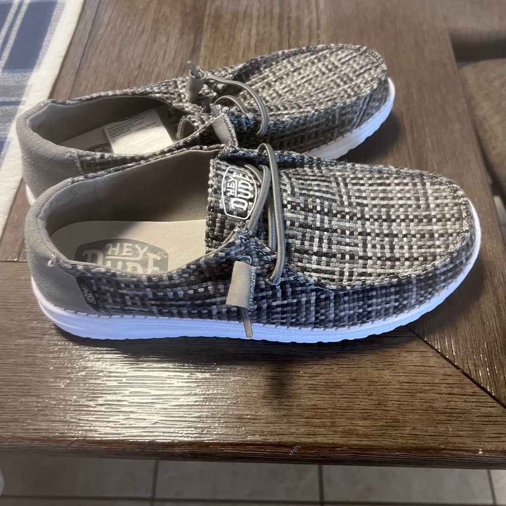New without tags size 10 dudes